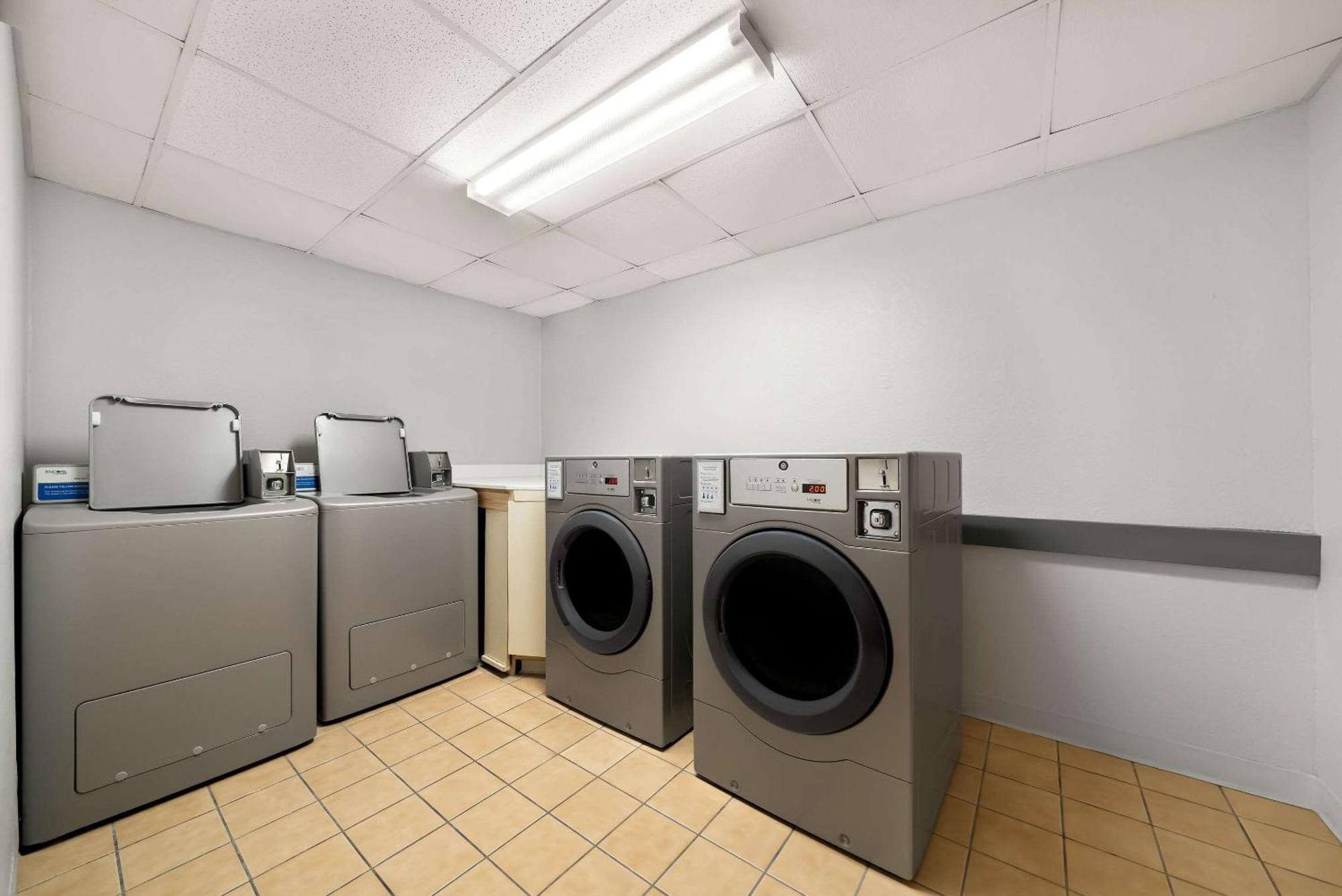 Suburban Studios, Kearney Buitenkant foto